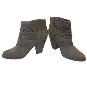 FERGALICIOUS GRAY WOVEN WANDERER BOOT SIZE 7.5